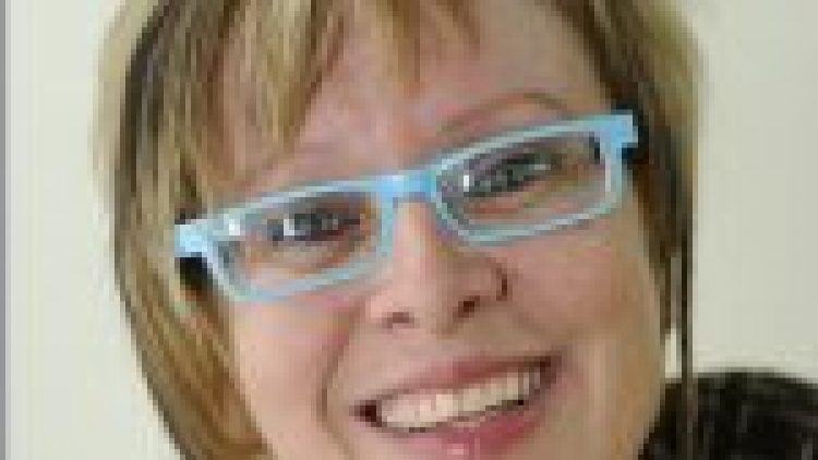 Mme Lise Paradis