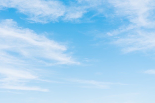 nuage-blanc-ciel-bleu_74190-7709.jpg