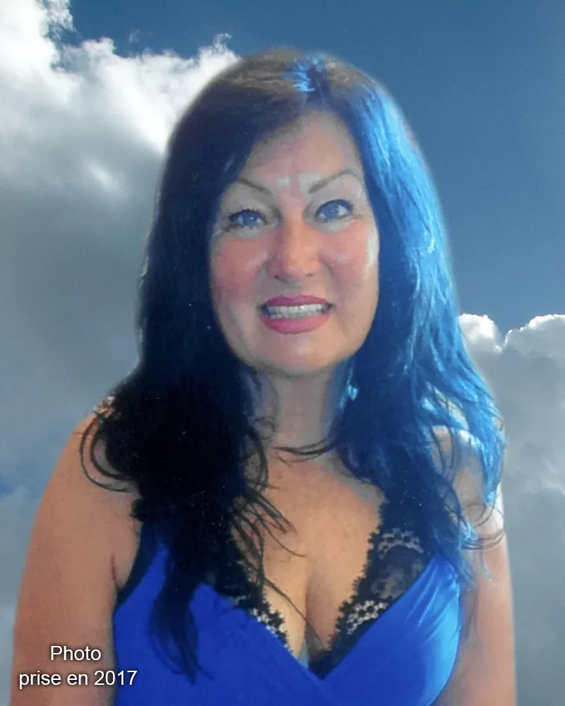 Mireille-Audet-robe-bleue-jpg.webp